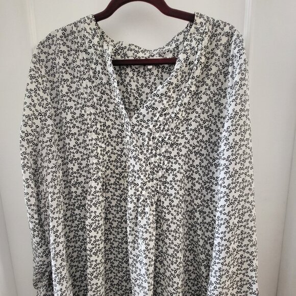 ALFRED SUNG Tops - Alfred Sung Black & White Ditsy Floral V-Neck Blouse 2XL